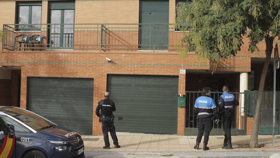 Agentes de la policía observan la fachada de la vivienda adonde se dirigieron los tiros. 