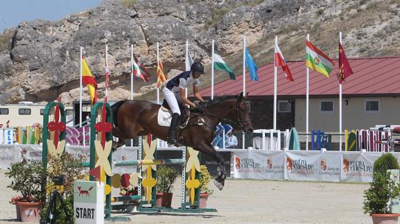 Concurso de salto llevado a cabo en el Centro Ecuestre de Castilla y León. 