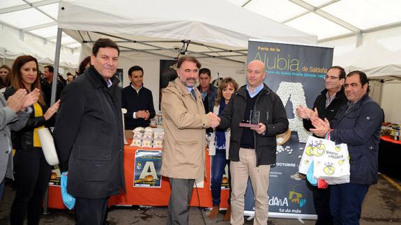 Gerardo León entrega el galardón a Luis Calderón, en la Feria de la Alubia. 