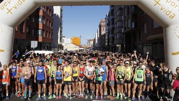 Los participantes en la edición del año pasado esperan el pistoletazo de salida en la calle San Antonio.