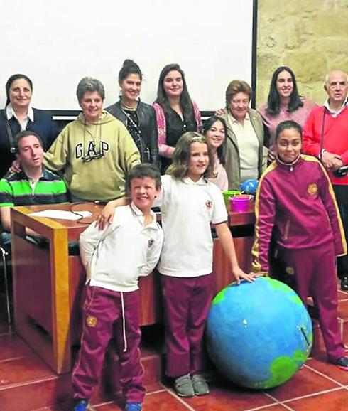 Algunos de los niños y jóvenes que participaron en el Domund. 
