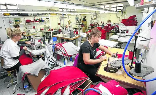 Las socias de Nuestra Señora del Carmen trabajan el pasado miércoles en la confección de prendas de trabajo.