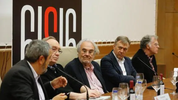 Carlos Aganzo, Fernando Méndez Leite, Manuel Gutiérrez Aragón, Francesc Escribano y Jorge Praga, en la mesa redonda sobre Cervantes y Shakespeare.