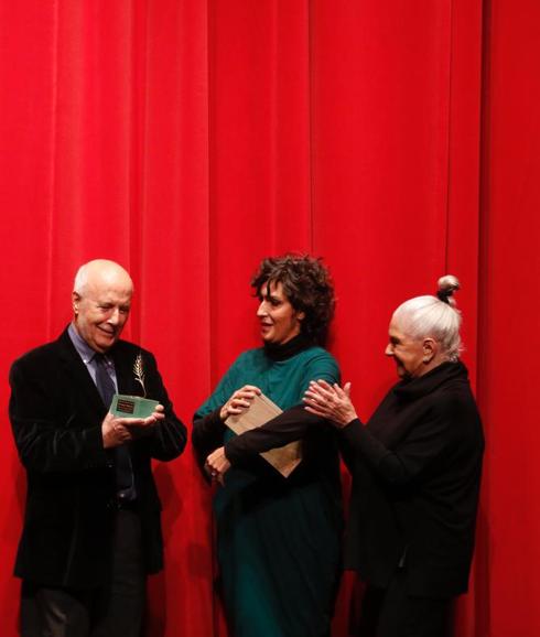 Francisco Regueiro recibe la Espiga de Oro de Honor de la Seminci de mano de las actrices vallisoletanas Elvira Mínguez y Lola Herrera.