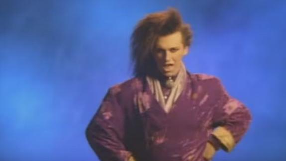 Pete Burns en el videoclip de 'You spin me round (Like a Record)'.