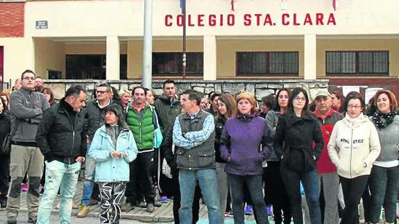 Concentración de padres y madres, ayer, en el colegio Santa Clara. 