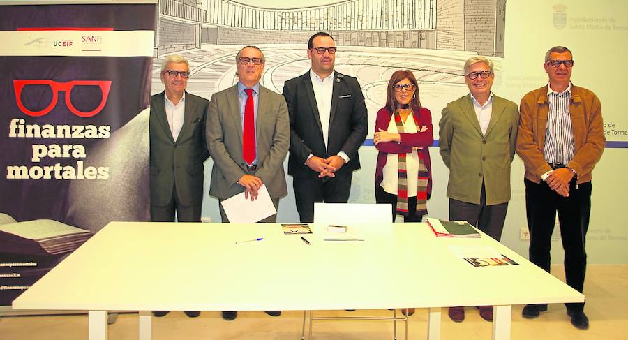 Los representantes de Santa Marta y de la Fundación Sanfi Santander posaron con las gafas de ‘Finanzas para mortales’.