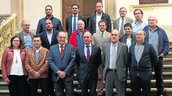 El presidente de la Diputación, Javier Iglesias, y el diputado Manuel Rufino García con algunos de los alcaldes.