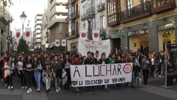 Estudiantes por el centro de Valladolid a mediodía de hoy. 