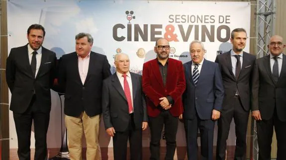 Jesús Yllera, junto a José Corbacho, presentador del ciclo Cine&Vino, junto a organizadores del a cita, el alcalde, Óscar Puente, y el presidente de la Diputación, Jesús Julio Carnero.