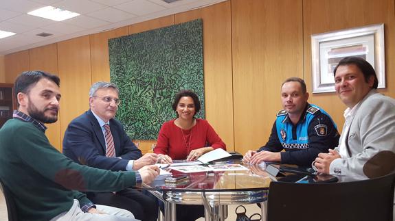 La alcaldesa y el agente José Ángel Sánchez, en la reunión con el director general de Protección Civil (segundo, izquierda). 