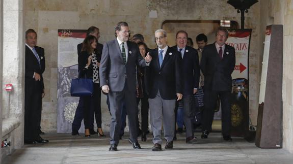El rector Hernández Ruipérez charla con Rajoy durante la última visita con motivo de la Comisión del V Centenario.  