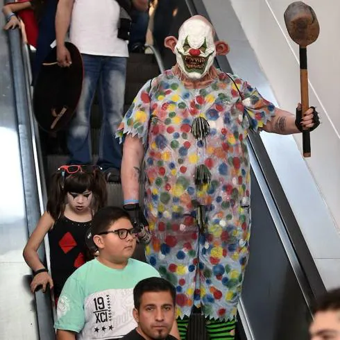 Un hombre acude a la Comic Con de Silicon Valley disfrazado de payaso diabólico.