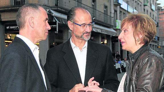 Luis Fuentes (centro) conversa con Maria Jose Orejana Garcia y Alfonso Martín, ayer en la avenida del Acueducto. A. Tanarro