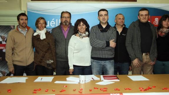 Miembros de la Agrupación Local del PSOE de Cuéllar, en la asamblea.