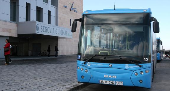 Un autobús de la línea 12 en la parada de la estación Segovia Guiomar. 