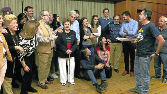 Burguillo, con Amigos del Teatro, en un momento del ensayo.. 