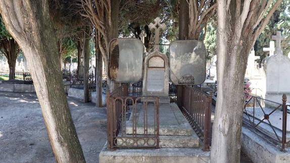 Tumba familiar donde reposan los cuerpos de las dos hermanas. 