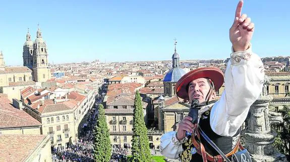Ángel Rufino de Haro señala al cielo desde la torre de las campanas de la Catedral de Salamanca.