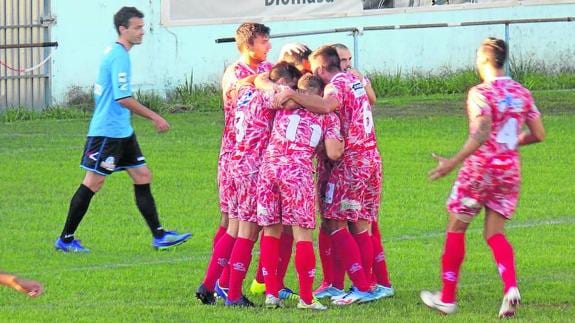 Los jugadores del CD Guijuelo celebran el tanto en el campo del Boiro esta temporada en la Copa del Rey.