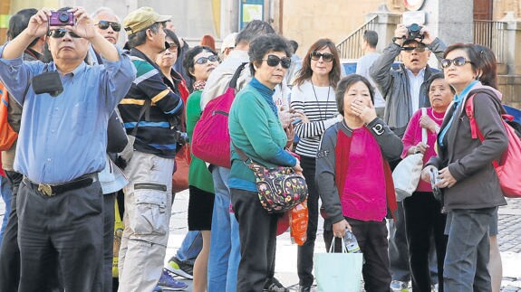 Un numeroso grupo de turistas orientales, ayer en la Plaza Mayor. 