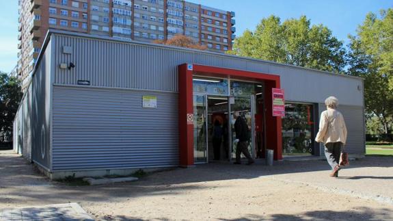 Instalaciones provisionales del Mercado del Val en la Plaza del Poniente.