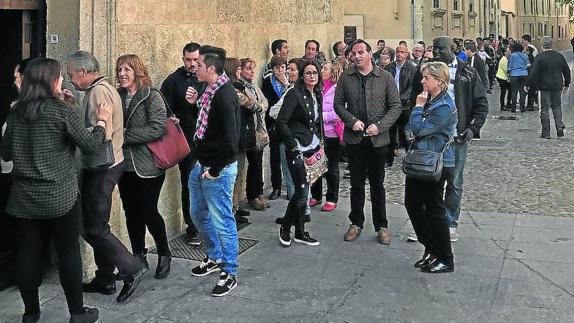 Primeros asistentes al casting convocado para el rodaje de la película. 
