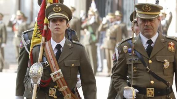La alférez Laura Hergueta Esteban tras recoger el estandarte que la reconoce ser número uno de Caballería. 
