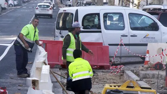 Los operarios de la empresa trabajan para arreglar el hundimiento. A. de Torre