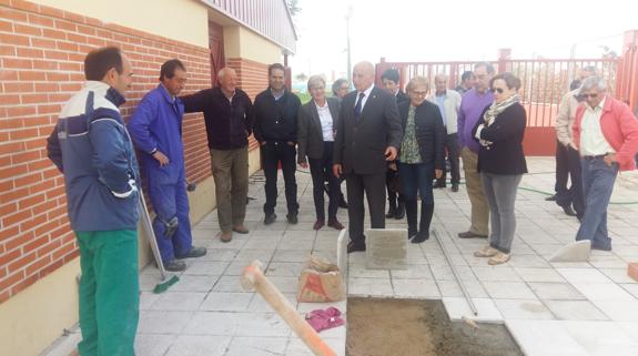 El subdelegado del Gobierno en Zamora visita las obras del plan de empleo agrario en Fuentelapeña. 