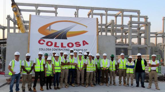 Algunos de los trabajadores de Collosa en Catar, en la obra de la nueva estación de autobuses. 