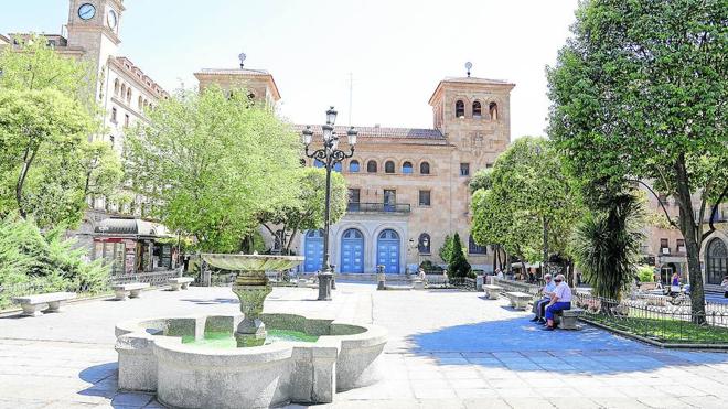 Imagen actual de la plaza de los Bandos, histórico enclave de la ciudad, rodeado de grandes edificios. 