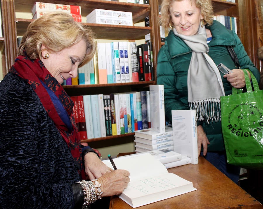 Esperanza Aguirre firma ejemplares de su obra en la librería Iglesias. 