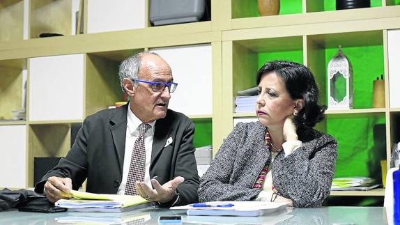 Josep Cruanyes y María del Carmen Reparaz comparecen ante los periodistas. 