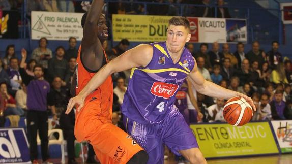 Carl Engström, en el partido ante el Lleida. 