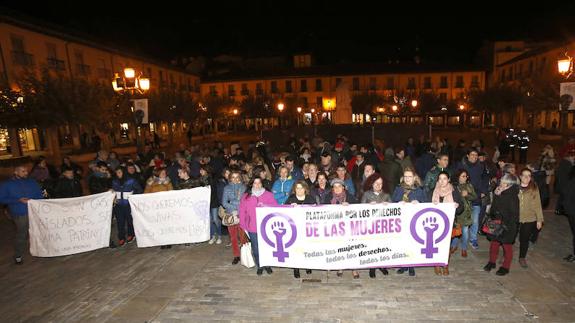 Concentración de la Plataforma por los Derechos de la Mujer en la Plaza Mayor. 