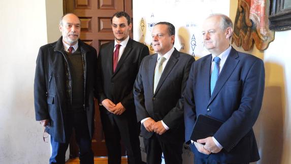 El presidente del Consejo Consultivo, Mario Amilivia, y el alcalde de Toro, Tomás del Bien, en el Ayuntamiento de la localidad zamorana. 