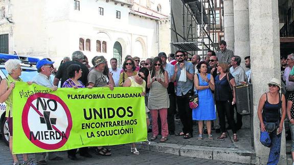 Concentración cívica organizada por la plataforma ‘No Más Mierda’ hace unos meses. 