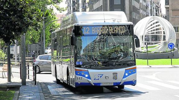 Un autobús urbano circula por el centro de la ciudad.