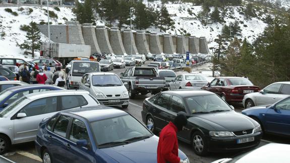 El Real Sitio cobrará por aparcar en el puerto de Navacerrada