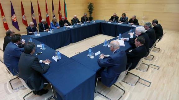 Un momento de la reunión de los presidentes de las cámaras de Castilla y León con la consejera Pilar del Olmo. / EL NORTE 