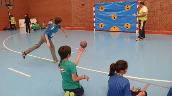 El balonmano es una de las actividades.