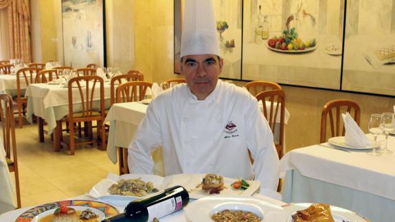 Alfonso García de Frutos, cocinero y copropietario de La Codorniz, con el menú. 