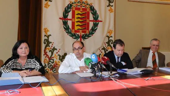 Luis Vélez, concejal de Seguridad y Movilidad, junto a miembros de la dirección de Auvasa.