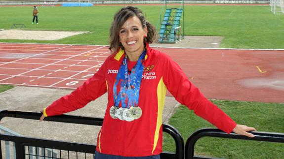 Carolina García posa con sus medallas en las pistas de atletismo Antonio Prieto.
