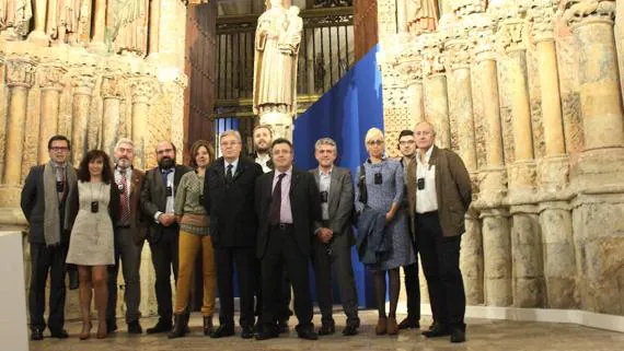 Miembros de la Comisión de Cultura y Turismo de las Cortes de Castilla y León, junto al Pórtico de la Majestad durante la visita a Las Edades. 