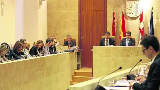 Reunión del pleno del Ayuntamiento de Salamanca bajo la presidencia del alcalde Alfonso Fernández Mañueco.