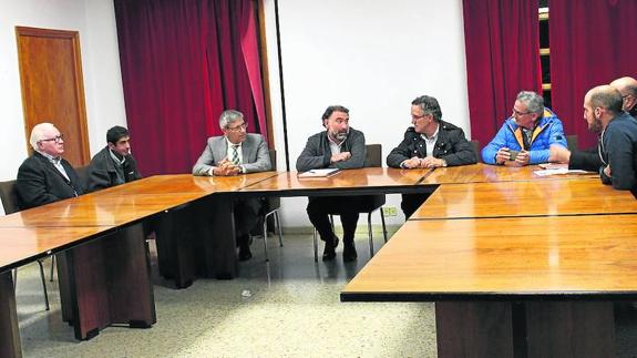 Alcaldes asistentes a la reunión, en el Ayuntamiento de Saldaña.