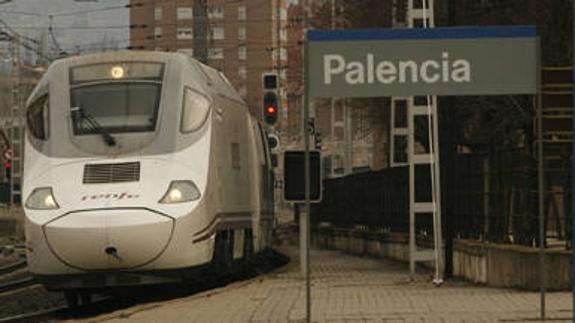 Un tren Alvia en la estación de Palencia.