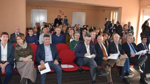 Representantes de la Universidad, de la Junta y alcaldes, entre el público, durante la presentación del proyecto. 